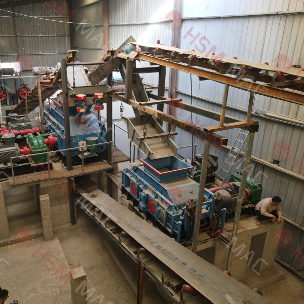 對輥破碎機(jī)現(xiàn)場